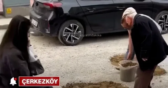 CHP li Başkan Elinden geliyorsa sen yap demişti: Çerkezköy ün yollarını Fikri Amca kovayla dolduruyor VİDEO İZLE