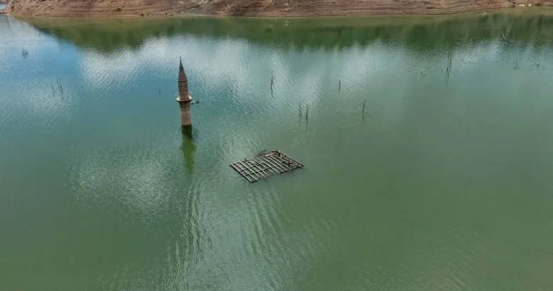 Doğa emanetini geri aldı: Köy evleri birer birer gözden kayboldu