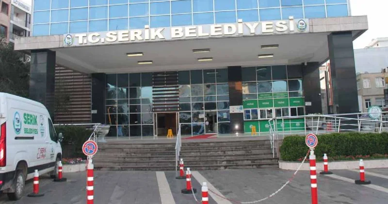 Serik Belediyesi’ne pompalı tüfekle saldırı