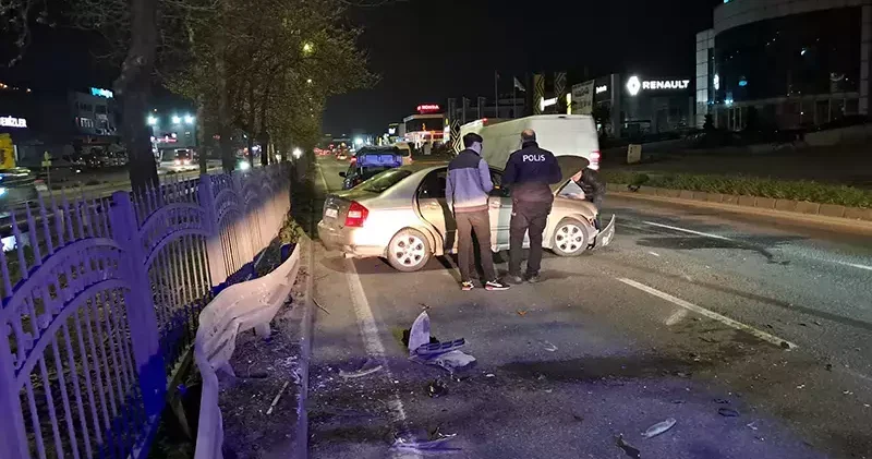 Otomobil refüjdeki bariyerlere çarptı: 2 yaralı