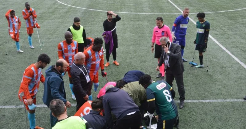 SON DAKİKA: Hakemler kalp masajı yaptı... Teknik direktör sahada can verdi Son dakika haberleri