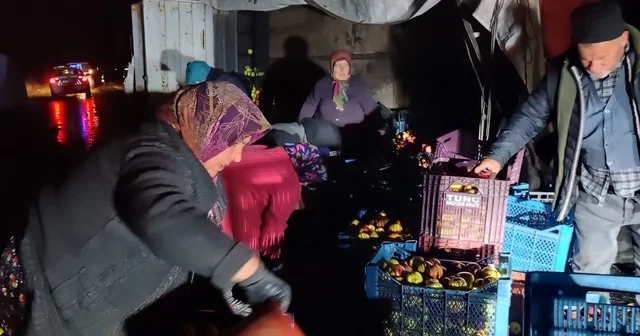 Kazada çevreye dağılan elmaları köy sakinleri topladı Afyonkarahisar Haberleri