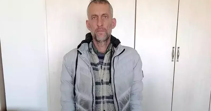 Dolandırdığı kişilerden aldığı ürünleri seyyar tezgahında satarken yakalandı