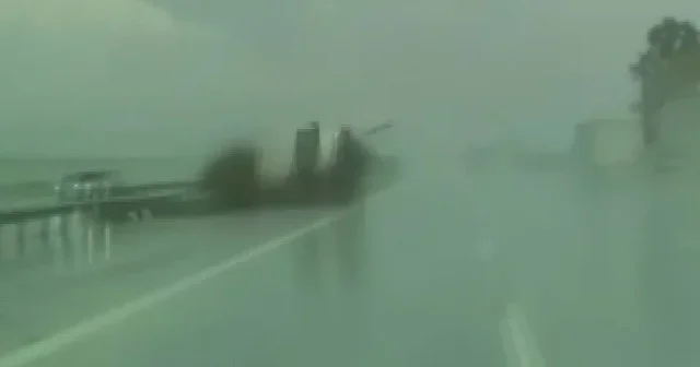 Adana’da feci kaza kamerada: Panelvan araç takla attı VİDEO İZLE