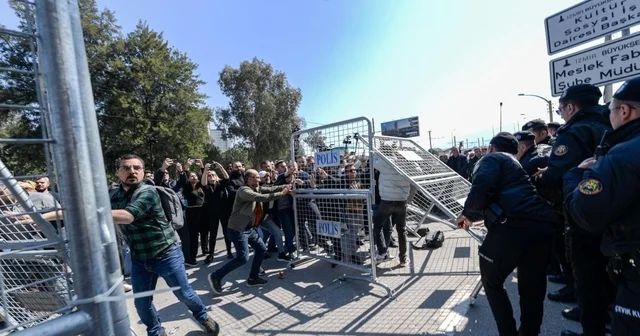 İzmir de Meslek Fabrikası tahliyesinde gerginlik Polis bariyerini yıkan gruba biber gazlı müdahale yapıldı İzmir Haberleri