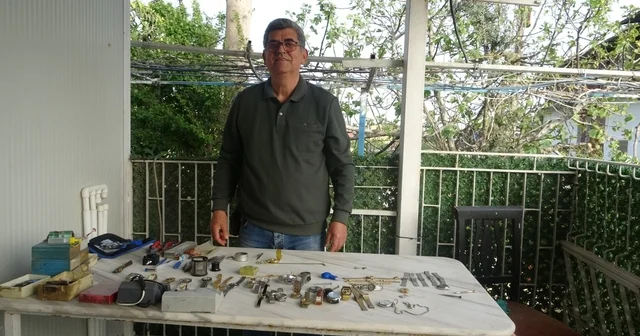 Merakla başlayıp 35 sene yaptığı mesleği teknolojiye yenik düşen saatçi, 12 yıldır evinde mesleğini yaşatıyor Hatay Haberleri