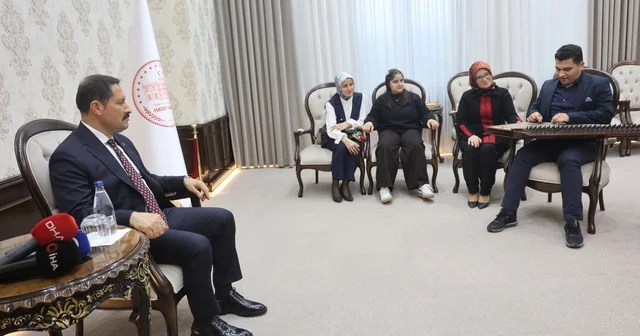 Kanunu ve eşsiz ses yeteneğiyle kulakların pasını silen otizmli Ertuğrul dan valiyi mest eden mini konser Hatay Haberleri