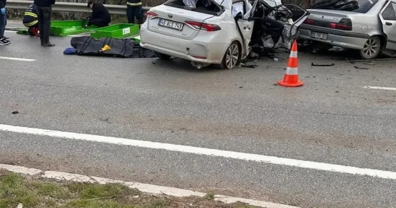 Otomobiller kafa kafaya çarpıştı: 4 ölü