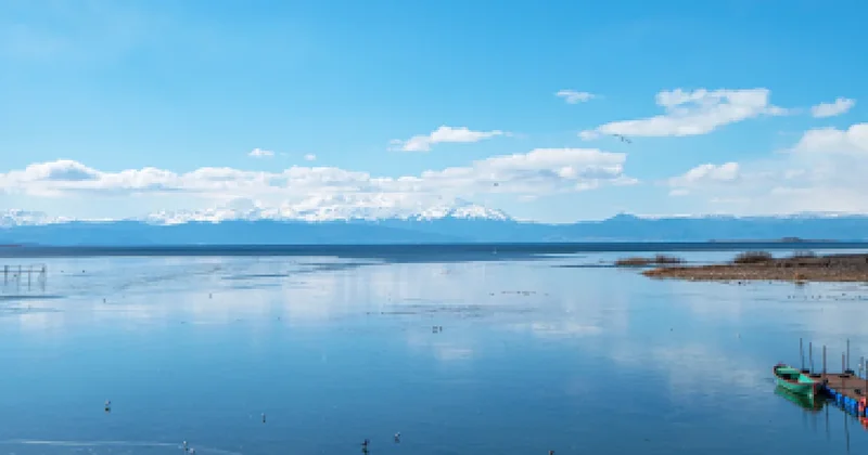 Türkiye deki bu gölün ortasında 120 kişi yaşıyor: Tek bir yolu bile yok Sözcü Gazetesi