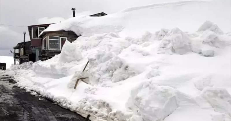 Evler baharda kar altında kaldı