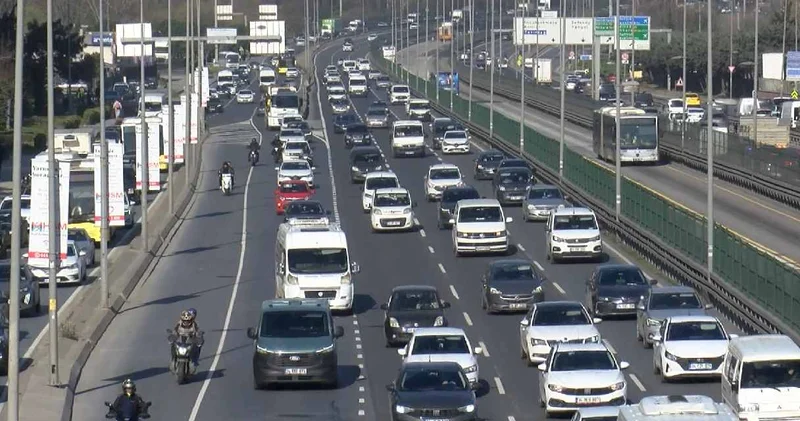 İstanbul da pazartesi klasiği: Trafik kilitlendi