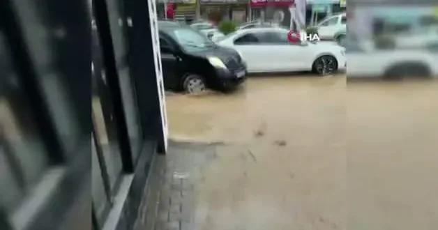 İzmir sağanak yağış sonrası yine suya gömüldü