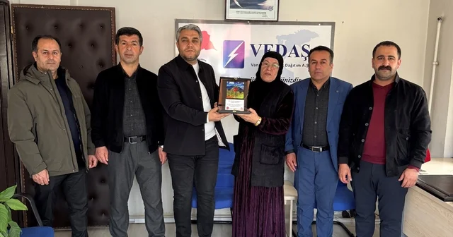 VEDAŞ ekiplerine muhtarlardan anlamlı teşekkür Hakkari Haberleri