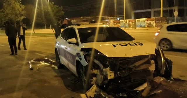 Polis otosuna çarpıp patlamış lastiklerle kaçtı, park halinde bulundu Antalya Haberleri