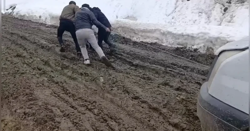 Bahçesaray’da çamurla mücadele: Vatandaşlar araçlarını iple çekerek ilerliyor