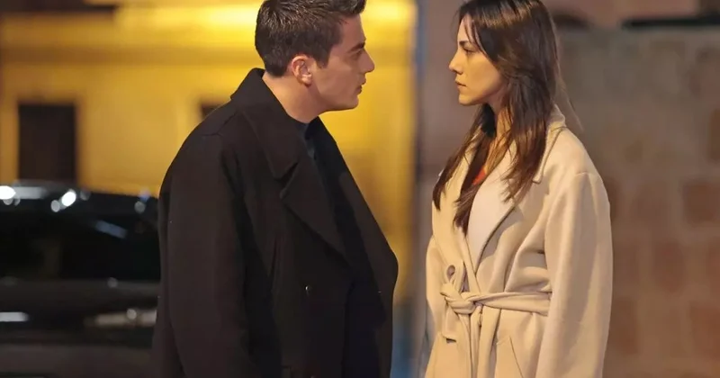 Set aşkı büyüyor! Dilin Döğer ve Atakan Özkaya’dan romantik poz