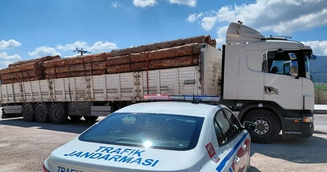 Bolu da fazla tonajlı tomruk taşıyan kamyon sürücüsüne para cezası kesildi Bolu Haberleri