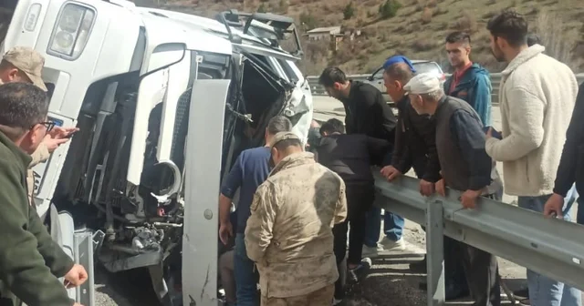 Virajı alamayan tır bariyerlere saplandı: Sürücü yaralandı Gümüşhane Haberleri