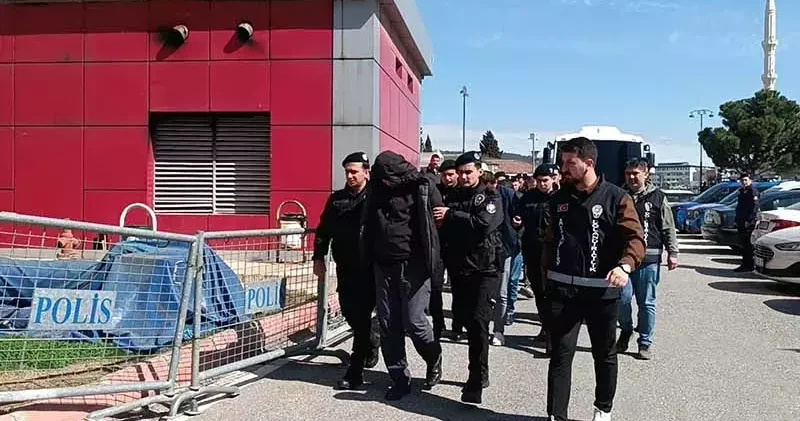 Akademisyen, meslektaşlarını ve esnafı sahte evrakla 521 milyon TL dolandırdı; 12 gözaltı