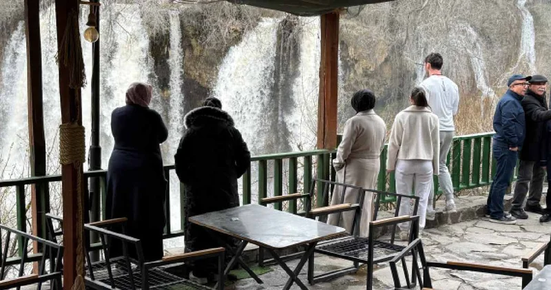Şelale son 20 yılın en coşkun halini aldı: Görmek için akın ettiler