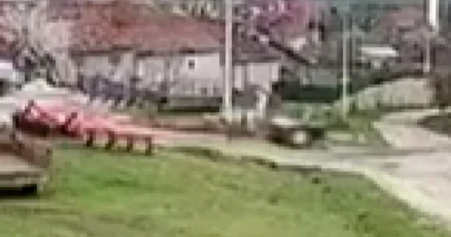 Virajı alamayan traktör devrildi: Sürücü hayatını kaybetti VİDEO İZLE