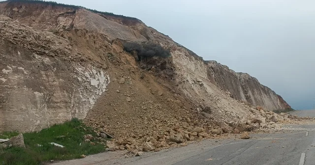 Batman da üniversite yolu üzerinde heyelan Batman Haberleri