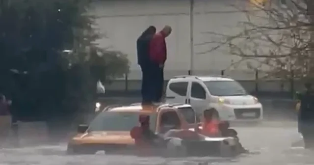 Araçlar suya gömüldü mahsur kalan 2 kişi böyle kurtarıldı VİDEO İZLE
