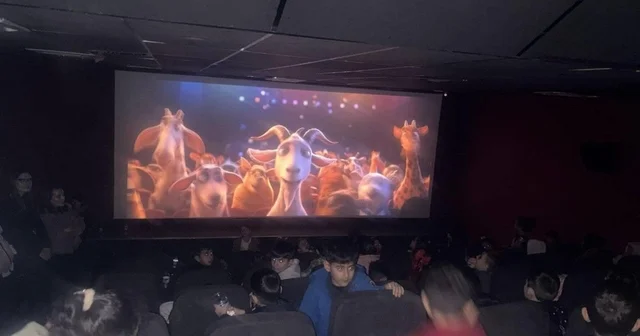 Şırnak Belediyesi nden miniklere sinema sürprizi Şırnak Haberleri
