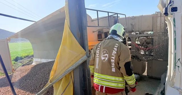 Kırıkhan da devrilen hafriyat kamyonunun sürücüsü yaralandı Hatay Haberleri