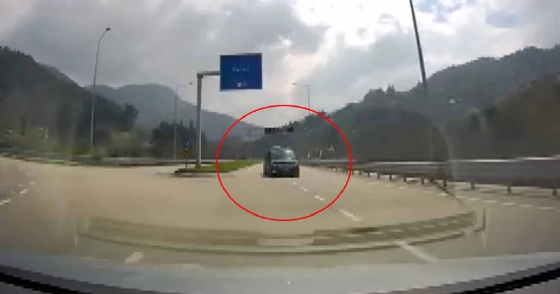 Ters yönde ilerleyen minibüs kazaya davetiye çıkardı! O anlar kamerada