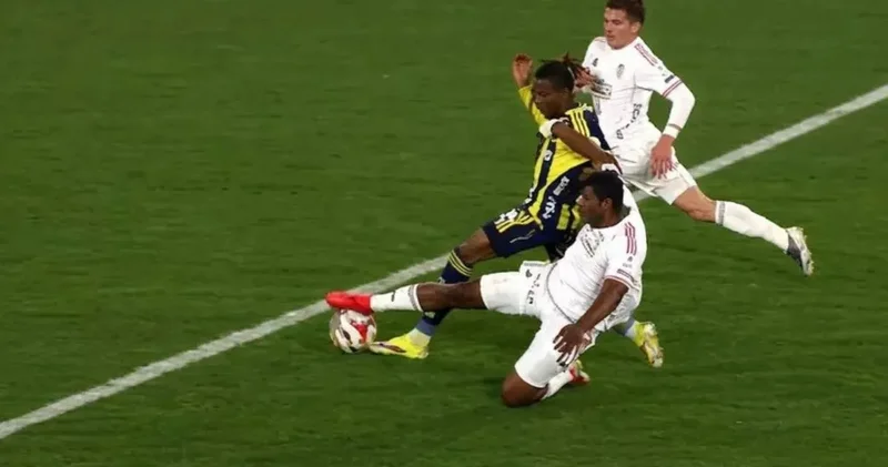 İşte Türkiye nin konuştuğu pozisyon: Penaltı mı değil mi?