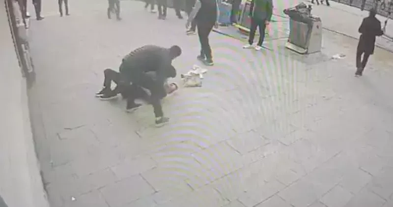 Fatih te iki kardeşin abisine sopalı saldırısı kamerada
