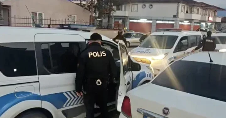 Sakarya da eşinden şiddet gören hamile göre, okul bahçesine girerek vatandaşlardan yardım istedi