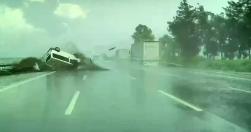 Adana gişelerinde bariyerlere çarpan panelvan takla attı