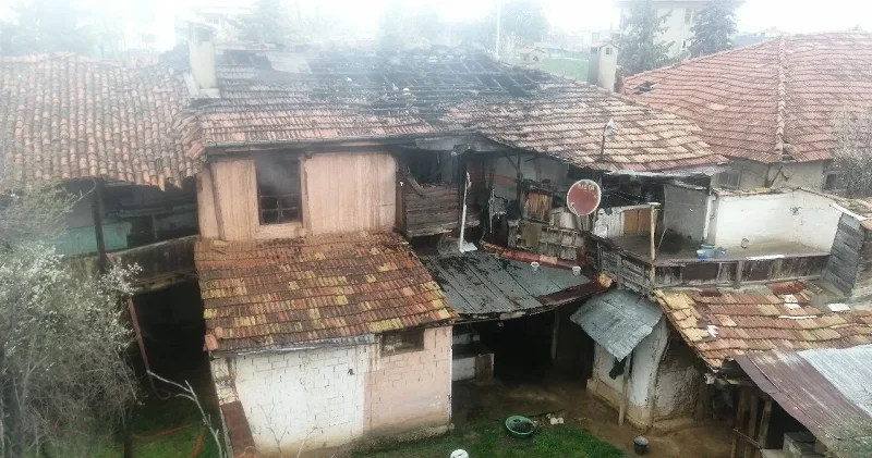 Isparta da ev yangını: Müdahale eden kişi yaralandı Isparta Haberleri