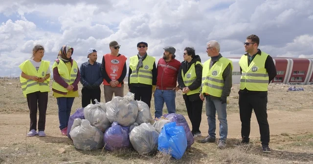 Karaman da Bugün temizle, yarın nefes al sloganıyla doğaya atılan çöpler toplandı Karaman Haberleri