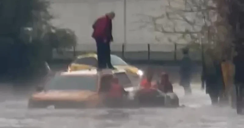 Adana’yı sağanak vurdu: Göle dönen yolda mahsur kaldılar Adana Haberleri