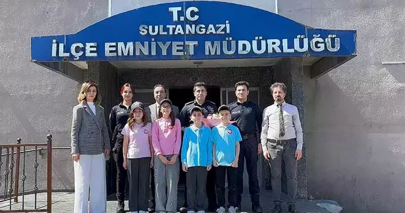 Öğrencilerden Sultangazi İlçe Emniyet Müdürlüğü ne ziyaret