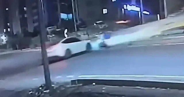 Motosikletliye çarpan otomobil sürücüsü kaçtı VİDEO İZLE