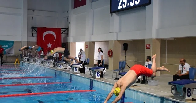 Yüzücüler kıyasıya yarıştı Afyonkarahisar Haberleri