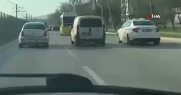 Peş peşe makas atan maganda herkesi korkuttu