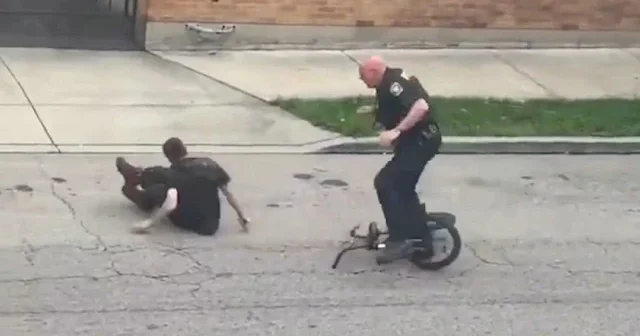 ABD de polisle boğuşan şüpheli olay yerinden bisikletini alarak kaçtı VİDEO İZLE