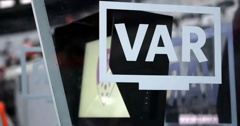 Beşiktaş taraftarından VAR protestosu! Stadın dışına pankart astılar