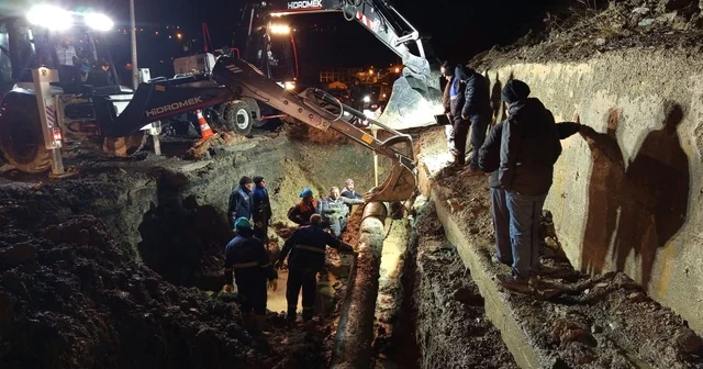 Toprak kayması su hattını vurdu Hakkari Haberleri