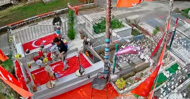 Güvenlik kameralı polis mezarından hırsızlık anneyi gözyaşlarına boğdu VİDEO İZLE