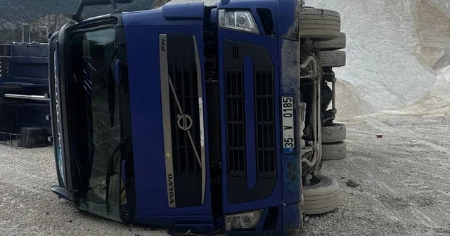 Kum boşaltırken devrilen kamyonda iş kazası: 1 yaralı Bilecik Haberleri