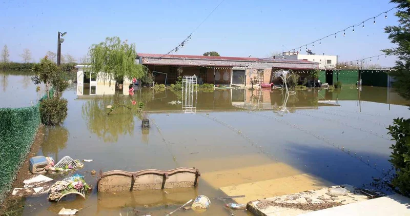 Manisa da akarsular taştı: Bağ evleri ve tarım arazileri su altında kaldı