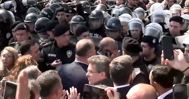 İzmir deki bina tahliyesinde CHP liler polise saldırdı: Ağza alınmayacak küfürler ettiler VİDEO İZLE