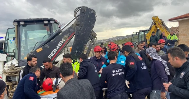 Elazığ da kanalizasyon çalışmasında göçük altında kalan işçi kurtarıldı Elazığ Haberleri