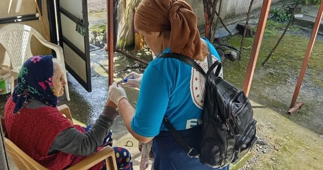 Erzin de yaşlı vatandaşların evinde vefa temizliği gerçekleştiriliyor Hatay Haberleri